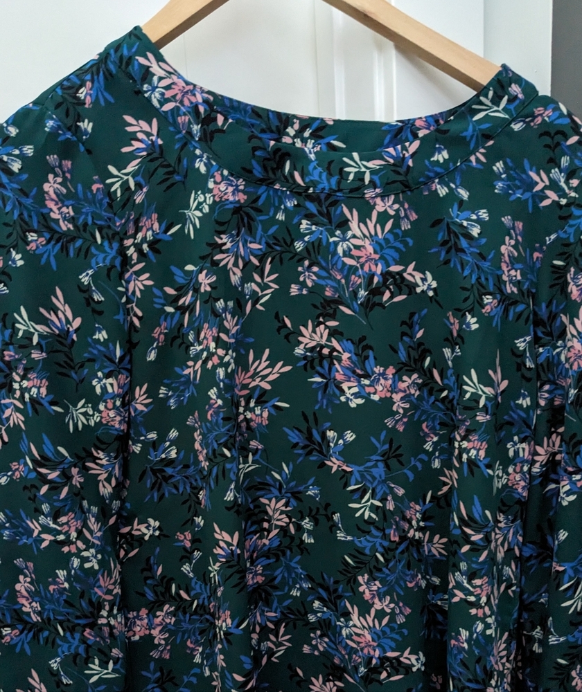 Like new green floral blouse